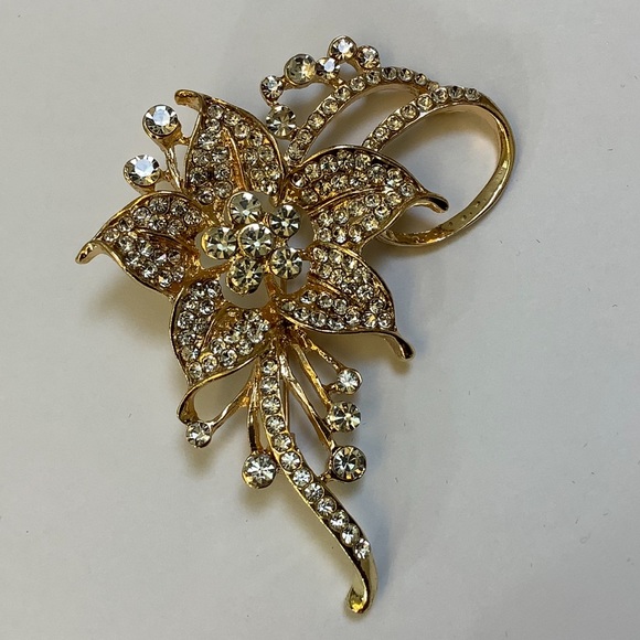 Large Gold Toned and Rhinestone Flower Brooch - Picture 4 of 7